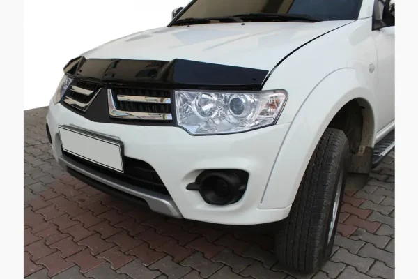 Дефлектор капоту на Mitsubishi L200 2006-2015