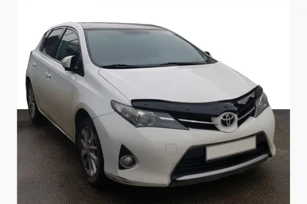 Дефлектор капоту на Toyota Auris 2012-2015